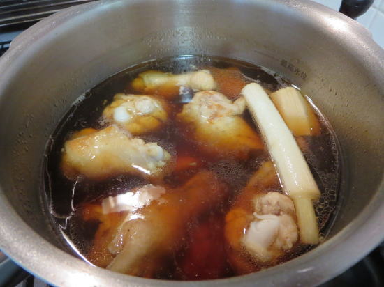焼いた鶏手羽を煮汁へ