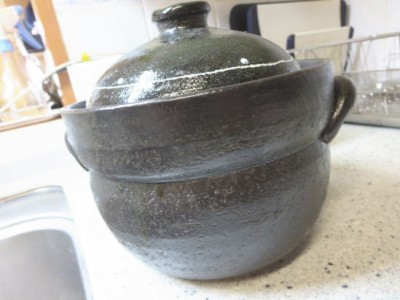 炊飯用土鍋(万古焼 ご飯釜 2合炊き 黒釉線紋)の目止めをしました。