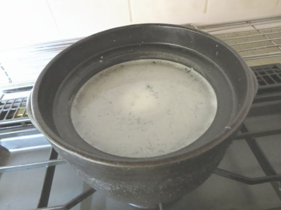 土鍋の目止め…小麦粉と水を沸騰させる
