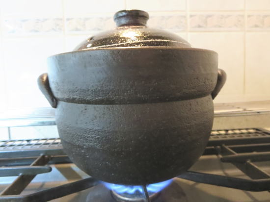 炊飯用土鍋でごはんを炊く