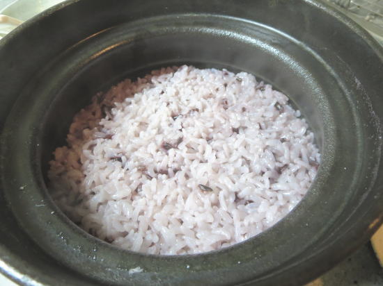 黒米(くろまい)を入れて炊くごはんは、もちもちしておいしい！