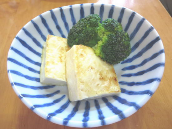 豆腐ステーキと焼きブロッコリー