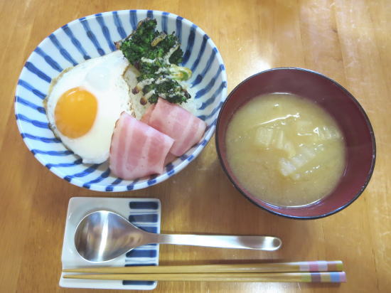 我が家の簡単朝ごはん。和食器 濃十草(だみとくさ)でワンディッシュ。