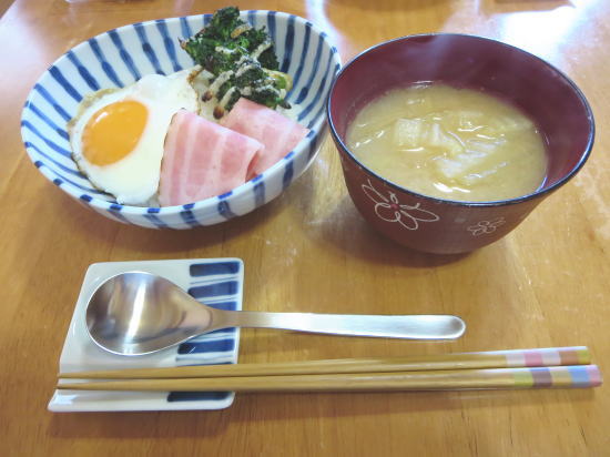 我が家の簡単朝ごはん。和食器 濃十草(だみとくさ)でワンディッシュ。