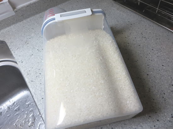 密閉米びつ2kg（パッキン付）はヨコにしても大丈夫。