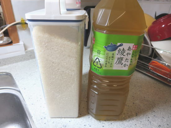 密閉米びつ2kg（パッキン付）と2Lのお茶を比較