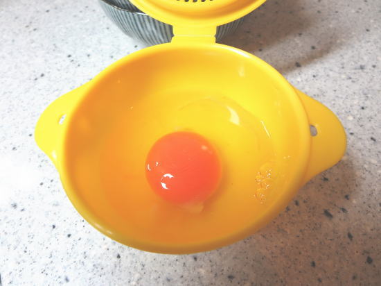 半熟たまごボールに生卵を割り入れる