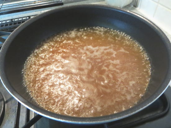 鍋スープと水を沸騰させる