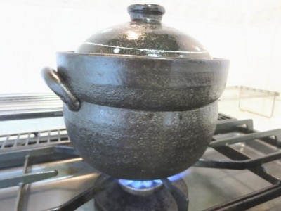炊飯用土鍋(万古焼 ご飯釜 2合炊き 黒釉線紋)で新米を炊く