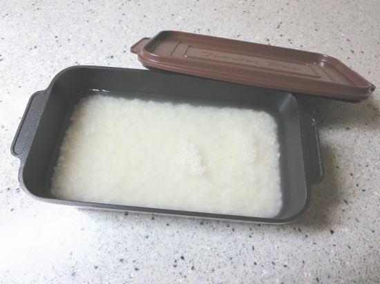 トースターパンに無洗米1合と水220ml