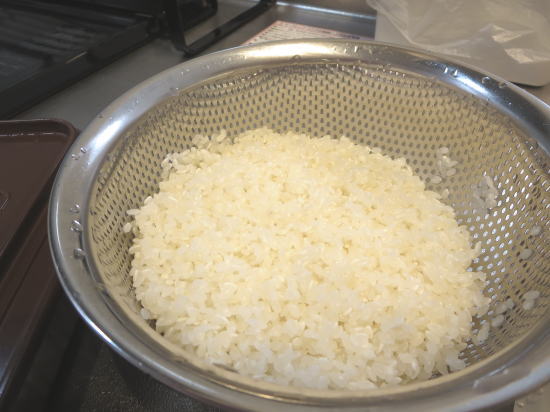 お米を洗って水切り