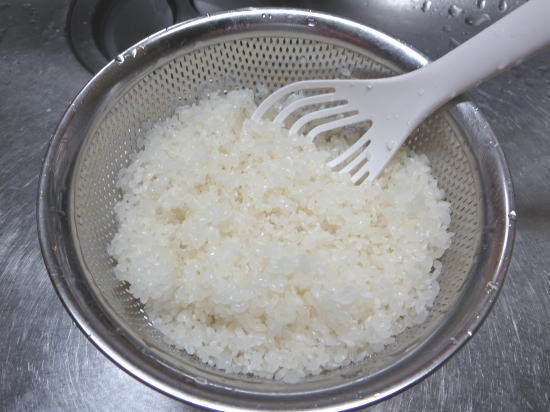 マーナ らくらく米とぎスティックでお米をとぐ