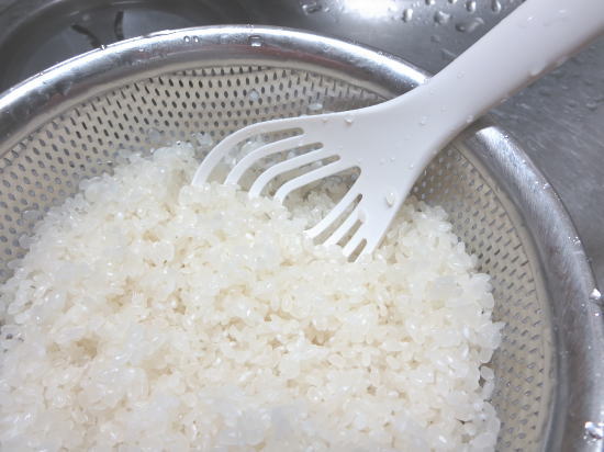 マーナ らくらく米とぎスティックでお米をとぐ