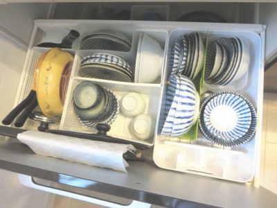 システムキッチンの引き出しの食器収納の方法を変えてみた。