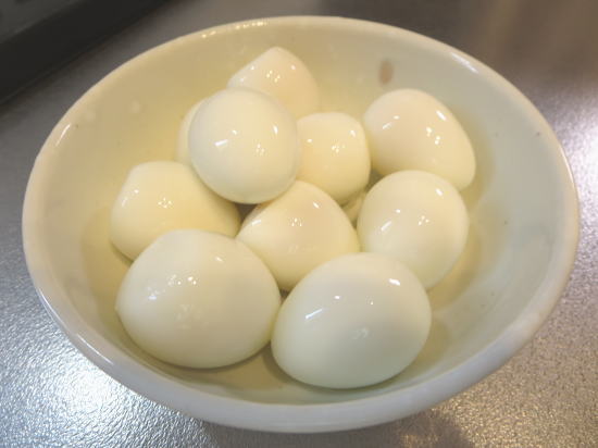 うずらのたまごをきれいなゆで卵に…。