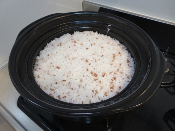 赤米を入れて土鍋で炊く