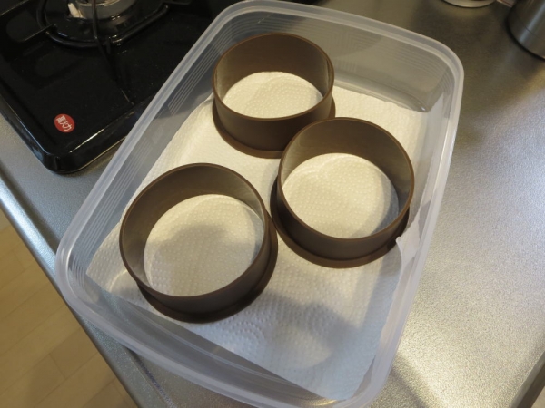 珈琲屋さんの厚焼きパンケーキリング 丸 3個組(ヨシカワ)をセリアの保存容器に入れて収納