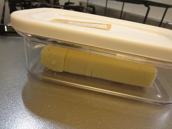 賞味期限を蓋に貼りカットしたバターを保存