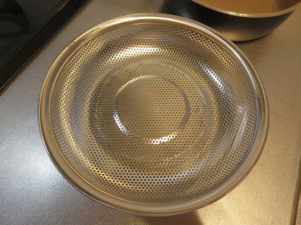 イオン(ホームコーディ)のステンレス製 足付きタイプの浅型パンチングざる18cm