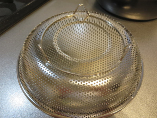 イオン(ホームコーディ)のステンレス製 足付きタイプの浅型パンチングざる18cm