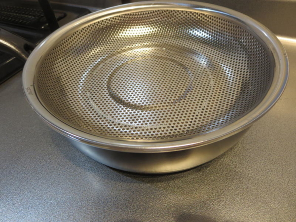 イオン(ホームコーディ)のステンレス製 足付きタイプの浅型パンチングざる18cm