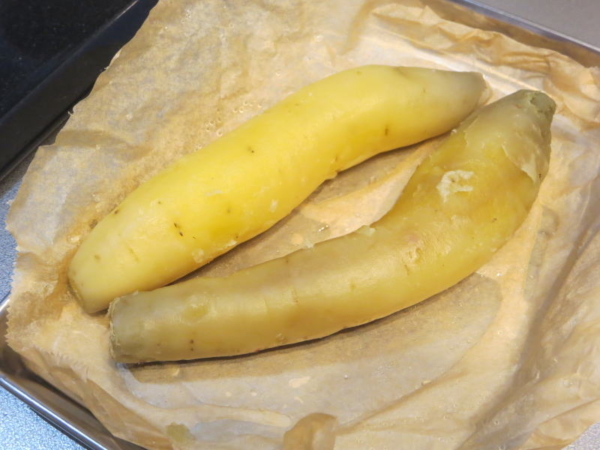 蒸したさつまいもの皮を剥く