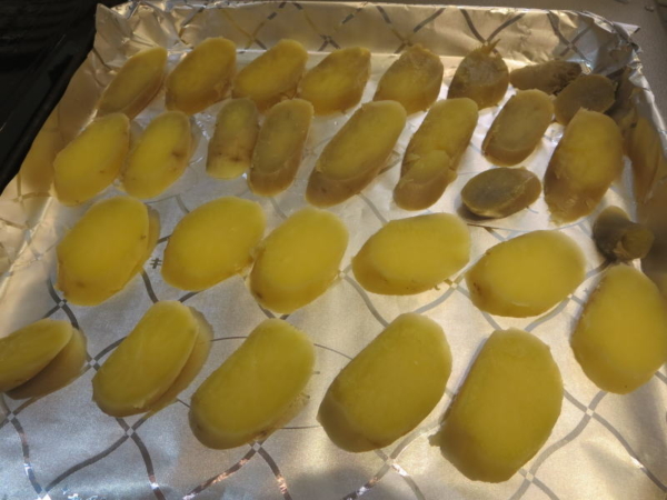 皮を剥いたさつまいもが冷めたら5mmくらいの厚みでスライスし、オーブントースタートレーに並べる