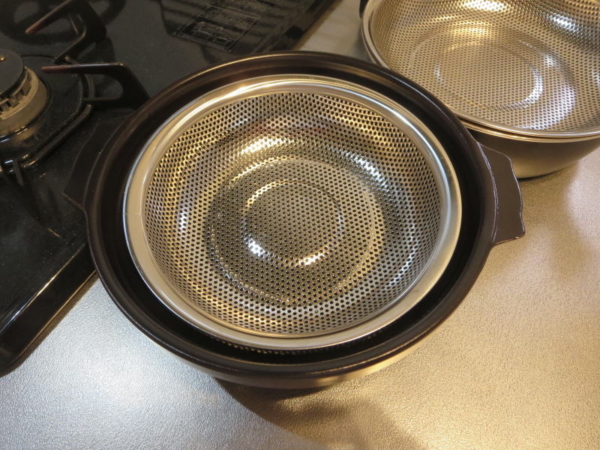 イオン(ホームコーディ)のステンレス製 足付きタイプの浅型パンチングざる16cm