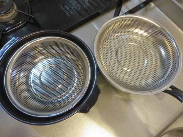 イオン(ホームコーディ)のステンレス製 足付きタイプの浅型パンチングざる16cm・18cm