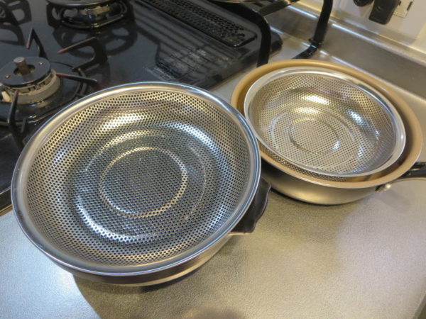 イオン(ホームコーディ)のステンレス製 足付きタイプの浅型パンチングざる16cm・18cm