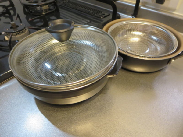 イオン(ホームコーディ)のステンレス製 足付きタイプの浅型パンチングざる16cm・18cm