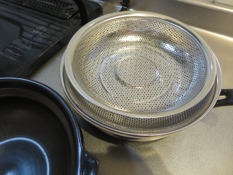 イオン(ホームコーディ)のステンレス製 足付きタイプの浅型パンチングざる16cm・18cm