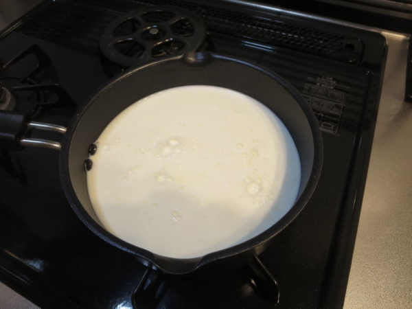 牛乳に酢を入れて火にかける