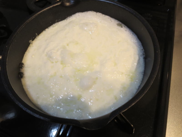 牛乳に酢を入れて火にかける