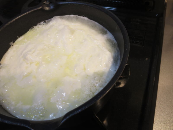 牛乳に酢を入れて火にかける