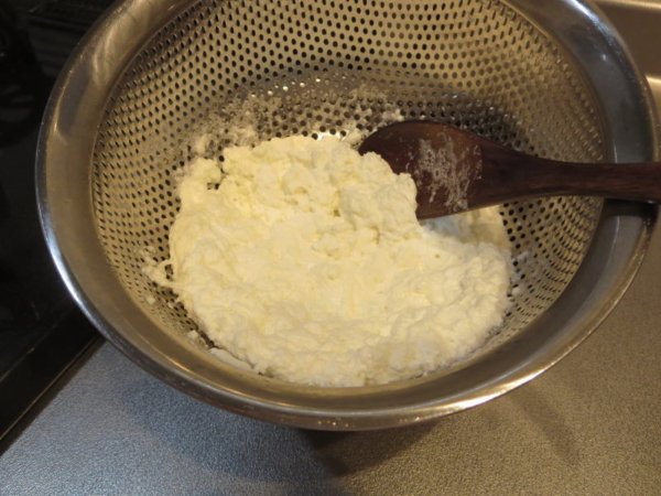 ザルでこす