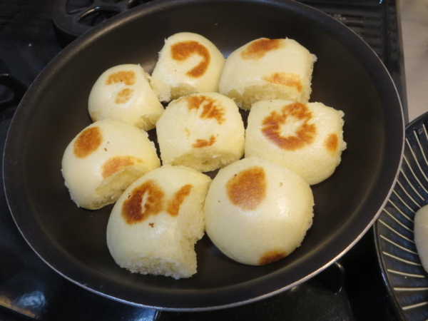 焼まんじゅうをフライパンで焼く