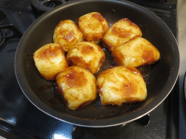 タレを塗った焼まんじゅうを再度フライパンで焼く