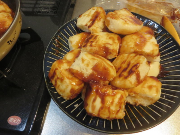 タレを塗った焼まんじゅうを再度フライパンで焼く